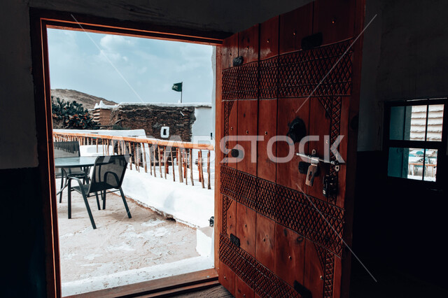The windows and upper edges painted white in the heritage palaces of Al Abu Nuqtah Al-Muthami in the Asir region, the ancient castles overlooking the banks of Wadi Tabab, the rock forts and ancient wooden doors, the most prominent archaeological tourist attractions in the Kingdom of Saudi Arabia