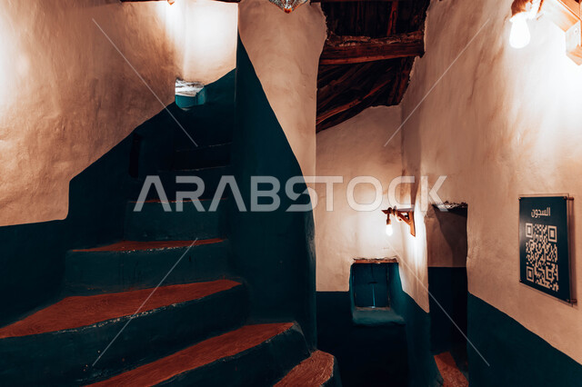 فنون الهندسة المعمارية في التصميم والبناء ، صورة مقربة لدرج ملون في قصور آل أبو نقطة المتحمي التاريخي في منطقة عسير ، القلاع التاريخية القديمة المطلة على ضفاف وادي طبب ، الحصون المبنية من الحجار الصخرية ، أبرز المعالم السياحية الأثرية في المملكة العربية السعودية .