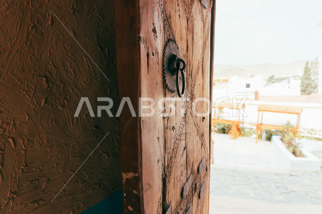 القلاع التاريخية القديمة المطلة على ضفاف وادي طبب ،  صورة مقربة لباب تراثي قديم  من الخشب في قصور آل أبو نقطة المتحمي  في منطقة عسير ، الحصون المبنية من الحجار الصخرية ، أبرز المعالم السياحية الأثرية في المملكة العربية السعودية .