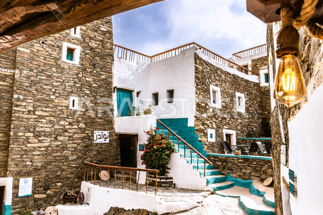 فنون الهندسة المعمارية في البناء والتصميم ،  قصور آل أبو نقطة المتحمي التاريخي في منطقة عسير ، القلاع القديمة المطلة على ضفاف وادي طبب ،الشرفات والحواف العليا المطلية باللون الابيض ، معالم سياحية بارزة في المملكة العربية السعودية .