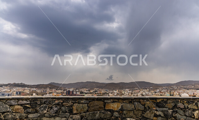 إطلالة متميزة من القلعة الاثريه التاريخيه على  جبل شمسان في منطقة عسير في السعوديه,  الأماكن والمعالم السياحية المشهورة في مدينه أبها, التصميم المعماري القديم للقلاع الحصينيه العسكرية في قرية شمسان,البناء المشيد من الأحجار وجذوع أشجار العرعر, أعمدة الإنارة والقناديل الخشبية المتميزة حول الحصن .