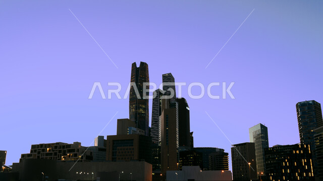 النمو والتطور العمراني في المملكة العربية السعودية, الأبراج وناطحات السحاب السكنية و التجارية في وقت الليل في المدينة. المعالم السياحية المشهورة في مدينة الرياض, مركز الملك عبد الله المالي كافد, المباني والمنشآت الاقتصاديه الماليه