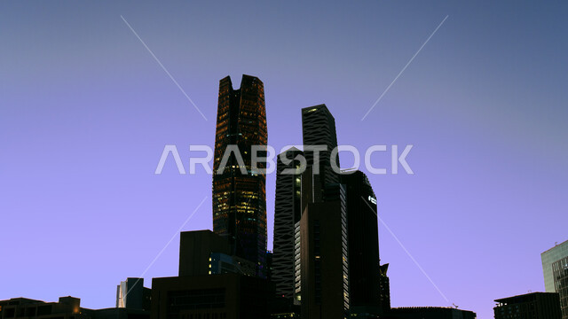 الفن المعماري للمنشآت الاقتصادية والمالية في وقت الليل, مركز الملك عبد الله المالي في مدينة الرياض, صورة مقربة للأبراج وناطحات السحاب في المملكة العربية السعوديه, الواجهة السياحية المشهورة لجذب السياح من أنحاء العالم