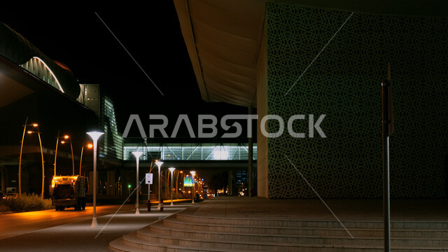 محطة ركوب الحافلات في مدينة الرياض وقت الليل, محطات الميترو بينما تعبر شاحنة نفايات, وسائل النقل والمواصلات في المملكة العربيه السعوديه, تطور حركة السياحة في المملكة, وسائل النقل والمواصلات في العاصمة, 