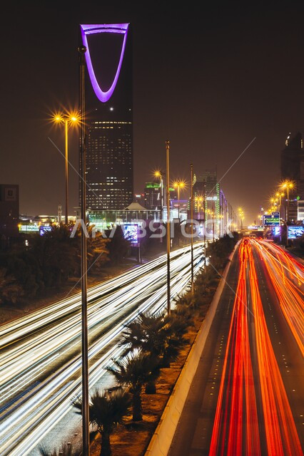  النمو والتقدم العمراني في  المملكة العربية السعودية ، برج المملكة في مدينة الرياض، معالم سياحيه مشهورة ، الفن الهندسي المعماري للأبراج وناطحات السحاب ، الطرق والشوراع المضيئة ليلا