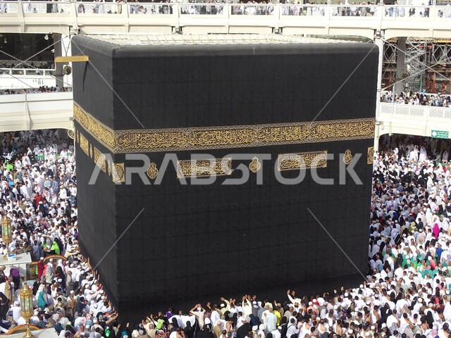 الركن الخامس من أركان الاسلام، حجاج بيت الله الحرام يطوفون حول الكعبة المشرفة، الحرم المكي الشريف في مكة المكرمة في المملكة العربية السعودية، أداء مناسك الحج والعمرة، أماكن ومعالم دينية اسلامية مقدسة، العبادة والتقرب إلى الله تعالى