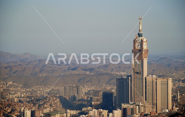 الفن الهندسي المعماري للأبراج وناطحات السحاب ،صورة جوية لبرج ساعه مكة الملكي في المسجد الحرام، معالم دينية إسلامية مقدسة، القمم والمرتفعات الجبلية في المملكة العربيه السعودية