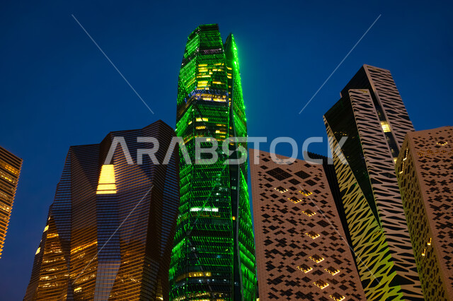 الفن الهندسي المعماري للأبراج وناطحات السحاب في المملكة العربية السعودية ليلا، الأبراج المالية والإقتصادية المضيئة ليلا في مدينة الرياض، مركز الملك عبد الله المالي (كافد)، معالم الرياض المشهورة