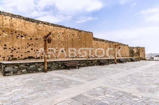 التصميم المعماري القديم للقلاع الحصينيه العسكرية في قرية شمسان, الفوانيس الخشبيه وأعمده الإنارة المتميزة حول القلعة الاثريه التاريخيه في منطقة عسير, الأماكن والمعالم السياحية المشهورة في مدينه أبها, البناء المشيد من الأحجار وجذوع أشجار العرعر