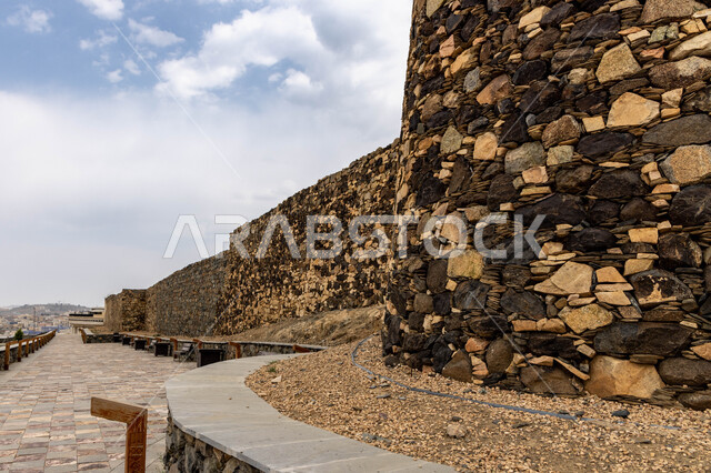 التصميم المعماري القديم للقلاع الحصينيه العسكرية في مدينه أبها في منطقه عسير, أماكن السياحه المشهورة في السعوديه في وضح النهار, المعالم السياحيه التراثيه الأثرية في قلعه شمسان التاريخيه, البناء المشيد من الأحجار وجذوع أشجار العرعر