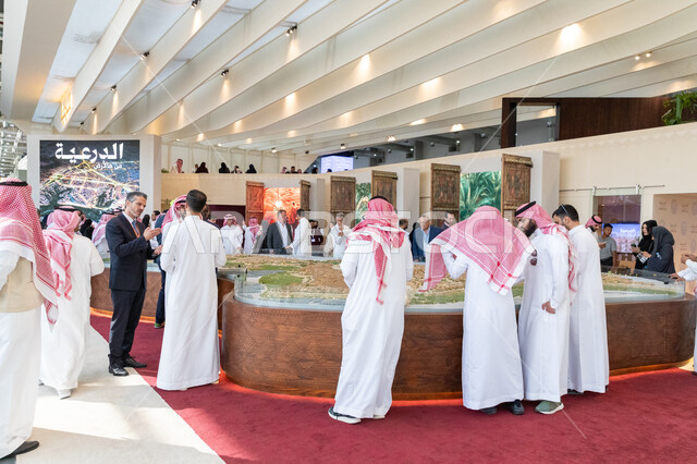 مركز الرياض للمعارض في بلدة ملهم في السعودية، تجمع الزوار امام مجسمات المجمعات السكنية والتجارية في جناح الدرعية في معرض سيتي سكيب العالمي، الفرص الاستثمارية في المشاريع السكنية والتجارية، بناء مستقبل حضاري متطور في السعودية، رؤية سعودية مستقبلية 2030