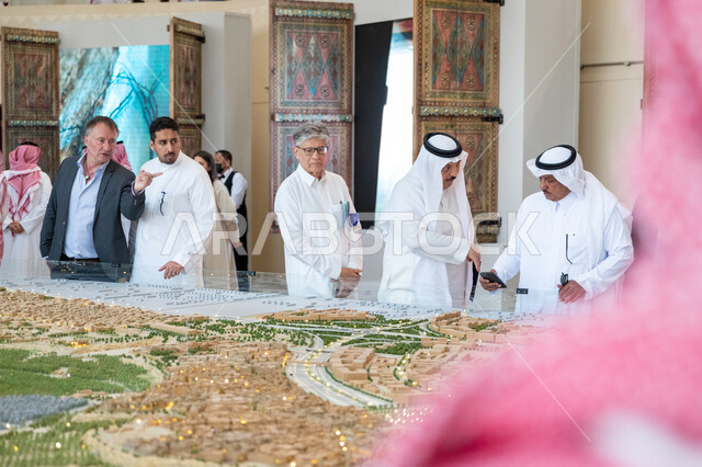 الفرص الاستثمارية في المشاريع السكنية والتجارية، تجمع المستثمرين امام مجسمات المجمعات السكنية والتجارية في جناح الدرعية في معرض سيتي سكيب العالمي، مركز الرياض للمعارض في بلدة ملهم في السعودية، روائع التصاميم المعمارية وابداعات المصممين، رؤية سعودية مستقبلية 2030