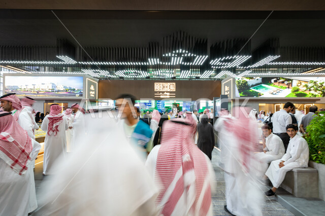 مركز الرياض للمعارض في بلدة ملهم في السعودية، بناء مستقبل حضاري ومتطور في السعودية، توافد الزوار العرب السعوديون الخليجيون والمستثمرين في جناح روشن في معرض سيتي سكيب العالمي، رؤية سعودية مستقبلية 2030، الديكورات والتصاميم الداخلية لأقسام واجنحة المعرض