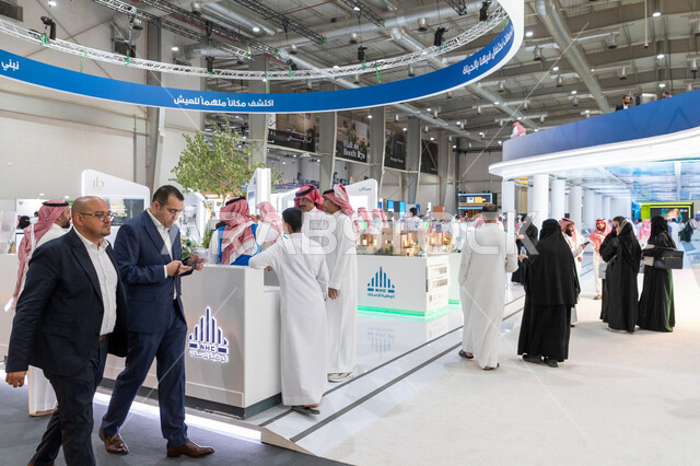 توافد الزوار العرب الخليجيون السعودين والسائحن في اقسام واجنحة معرض السيتي سكيب العالمي، بناء مستقبل حضاري ومتطور في السعودية، روائع التصاميم المعمارية وابداعات المصممين، مركز الرياض للمعارض في بلدة ملهم، اكتشف مكانا ملهما للعيش، رؤية سعودية مستقبلية 2030