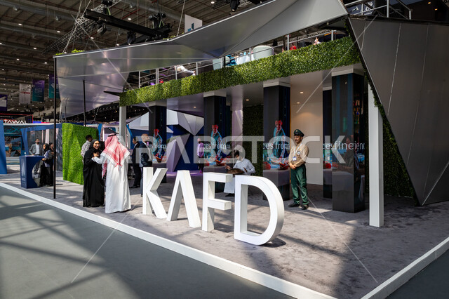 مجسم لكلمة كافد بالانجليزية، توافد الزوار العرب الخليجيون والسياح في جناح كافد في معرض السيتي سكيب العالمي، بناء مستقبل حضاري ومتطور في السعودية، مركز الرياض للمعارض في بلدة ملهم، رؤية سعودية مستقبلية 2030