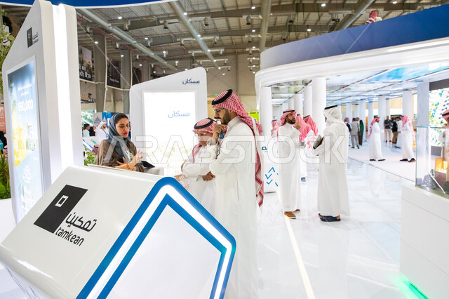  زوار جناح تمكين في معرض سيتي سكيب العالمي، الاستدامة والتخطيط المعماري لقطاع العقارات، الفرص الاستثمارية في المشاريع السكنية والتجارية والفندقية، مركز الرياض للمعارض في بلدة ملهم في المملكة العربية السعودية، رؤية سعودية مستقبلية 2030
