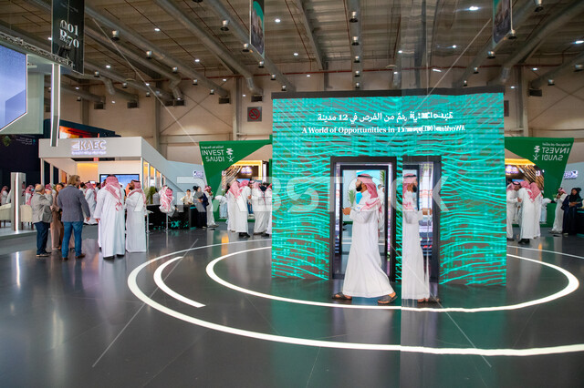 شاشة رقمية إلكترونية بعبارة عالم من الفرص في 12 مدينة داخل معرض سيتي سكيب العالمي، الابتكارات المستقبلية في البنية التحتية للمدن الذكية، مركز الرياض للمعارض في بلدة ملهم في السعودية، رؤية سعودية مستقبلية 2030، الاستدامة والتخطيط المعماري لقطاع العقارات