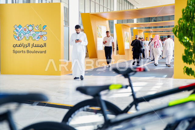 زوار عرب داخل جناح المسار الرياضي، مشروع يهدف لتعزيز الصحة البدنية والنفسية والاجتماعية، التعرف على جسر الدراجات من خلال المسار المحاكي له داخل معرض سيتي سكيب العالمي للقطاع العقاري، مركز الرياض للمعارض والمؤتمرات في بلدة ملهم، رؤية سعودية مستقبلية 2030، 