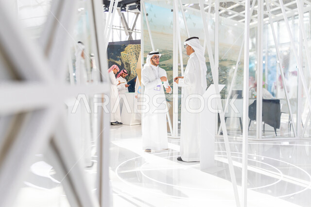 الاستدامة والتخطيط المعماري لقطاع العقارات، مندوب تسويق عربي خليجي سعودي يقوم بالرد على استفسارات زوار معرض سيتي سكيب العالمي، الفرص الاستثمارية في المشاريع السكنية والتجارية، مركز الرياض للمعارض في بلدة ملهم في السعودية، رؤية سعودية مستقبلية 2030