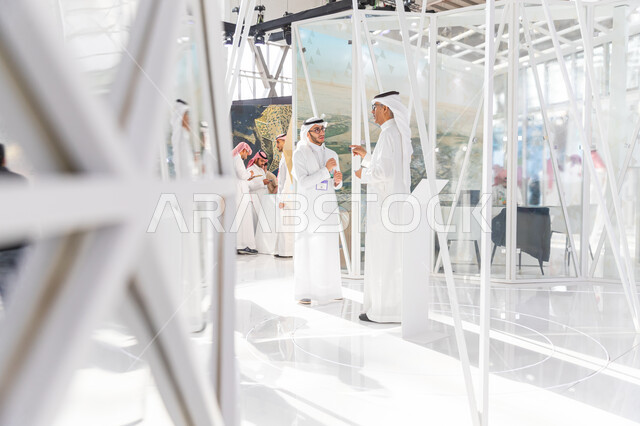 الاستدامة والتخطيط المعماري لقطاع العقارات، مندوب تسويق عربي خليجي سعودي يقوم بالرد على استفسارات زوار معرض سيتي سكيب العالمي، الفرص الاستثمارية في المشاريع السكنية والتجارية، مركز الرياض للمعارض في بلدة ملهم في السعودية، رؤية سعودية مستقبلية 2030