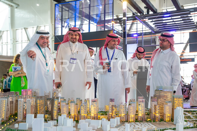 توافد الزوار العرب والسياح الى معرض سيتي سكيب العالمي للقطاع العقاري، مشاهدة مجسمات المباني والمنشآت السكنية والتجارية والفندقية، مركز الرياض للمعارض والمؤتمرات في بلدة ملهم، رؤية سعودية مستقبلية 2030، الديكورات والتصاميم الداخلية لأقسام واجنحة المعرض