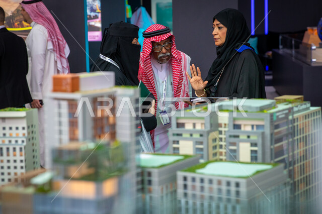 توافد الزوار العرب والسياح الى معرض سيتي سكيب العالمي للقطاع العقاري، مشاهدة مجسمات المباني والمنشآت السكنية والتجارية والفندقية، مركز الرياض للمعارض والمؤتمرات في بلدة ملهم، رؤية سعودية مستقبلية 2030، الديكورات والتصاميم الداخلية لأقسام واجنحة المعرض