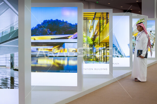 لوحات وشاشات رقمية للفرص الاستثمارية في المشاريع السكنية والتجارية، مركز الرياض للمعارض في بلدة ملهم في السعودية، الاستدامة والتخطيط المعماري لقطاع العقارات، رؤية مستقبلية 2030، الاهتمام بالتصاميم والديكورات الداخلية للمعرض