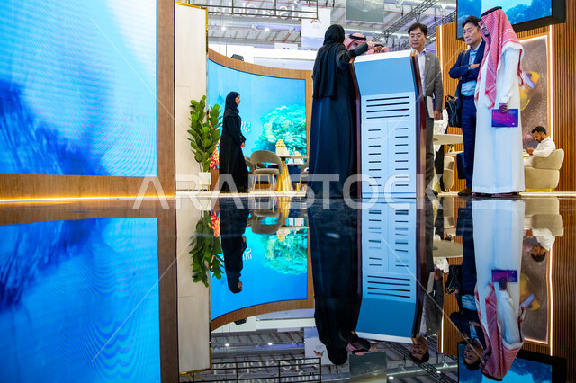 زوار جناح روشن في معرض سيتي سكيب العالمي، الابتكارات المستقبلية في البنية التحتية للمدن الذكية، دور النساء في قطاع العقار ضمن مركز الرياض للمعارض في بلدة ملهم في السعودية،  رؤية مستقبلية 2030، الاستدامة والتخطيط المعماري وفرص الاستثمار في المشاريع العقارية