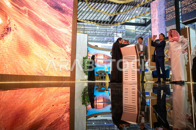 زوار جناح روشن في معرض سيتي سكيب العالمي، الابتكارات المستقبلية في البنية التحتية للمدن الذكية، دور النساء في قطاع العقار ضمن مركز الرياض للمعارض في بلدة ملهم في السعودية،  رؤية مستقبلية 2030، الاستدامة والتخطيط المعماري وفرص الاستثمار في المشاريع العقارية