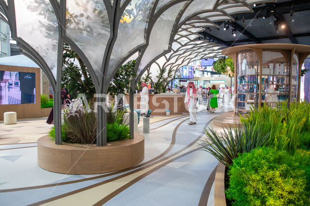 الاشجار والنباتات الخضراء والديكورات الداخلية لأقسام واجنحة معرض سيتي سكيب العالمي للقطاع العقاري، رؤية مستقبلية 2030، الفرص الاستثمارية في المشاريع السكنية والتجارية، الاستدامة والتخطيط المعماري لقطاع العقارات، مركز الرياض للمعارض في بلدة ملهم في السعودية