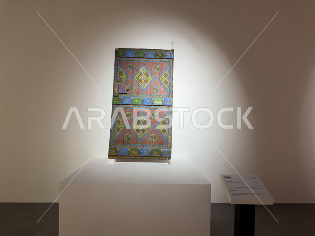 الأبواب والنوافذ التاريخية الشعبية في معرض بين ثقافتين في محافظة الدرعية، الاعتزاز بالهوية اليمنية والسعودية,  تعزيز جسور الترابط الثقافي بين المملكة واليمن, أعمال فنية للتراث المعماري