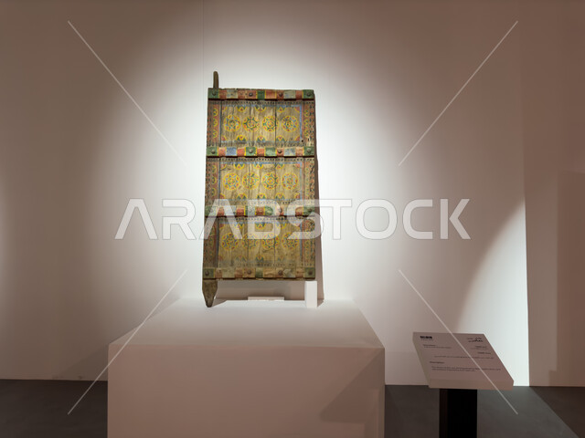  النوافذ والأبواب التاريخية الشعبية في معرض بين ثقافتين في محافظة الدرعية، الاعتزاز بالهوية اليمنية والسعودية,  تعزيز جسور الترابط الثقافي بين المملكة واليمن, أعمال فنية للتراث المعماري