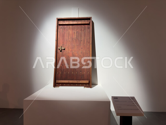  تعزيز جسور الترابط الثقافي بين المملكة واليمن, أعمال فنية للتراث المعماري، الاعتزاز بالهوية اليمنية والسعودية, النوافذ والأبواب التاريخية الشعبية في معرض بين ثقافتين في محافظة الدرعية