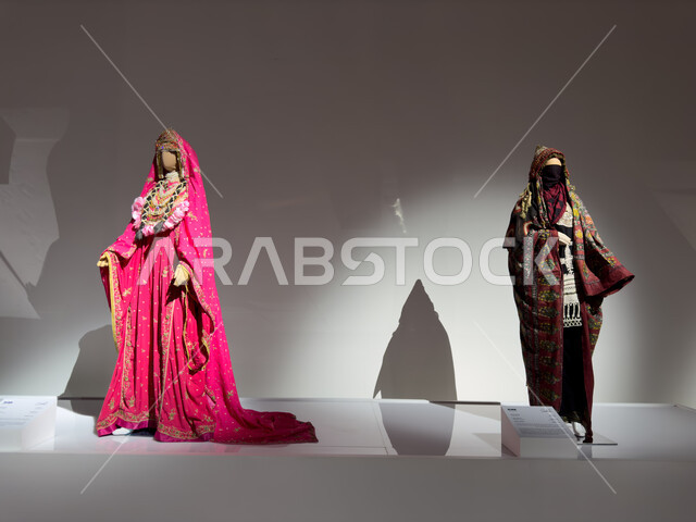 الخيوط والمنسوجات المختلفة في معرض بين ثقافتين في الدرعية بين المملكة واليمن, أزياء بنقوش شعبيه بين البلدين في قسم الزي والحلي, تبادل الثقافات في التشابه بين الزي السعودي واليمني