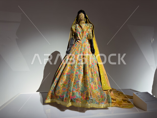 أزياء بنقوش شعبيه بين البلدين في قسم الزي والحلي، تبادل الثقافات في التشابه بين الزي السعودي واليمني ،المنسوجات و الخيوط المختلفة في معرض بين ثقافتين في الدرعية بين المملكة واليمن