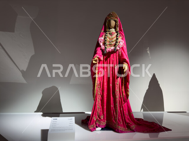 أزياء بنقوش شعبيه بين البلدين في قسم الزي والحلي, المنسوجات و الخيوط المختلفة في معرض بين ثقافتين في الدرعية بين المملكة واليمن, تبادل الثقافات في التشابه بين الزي السعودي واليمني