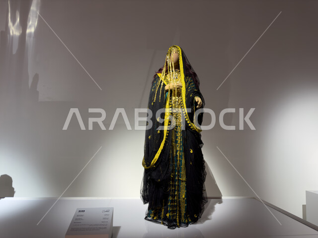 الخيوط والمنسوجات  المختلفة في معرض بين ثقافتين في الدرعية بين المملكة واليمن, أزياء بنقوش شعبيه بين البلدين في قسم الزي والحلي, تبادل الثقافات في التشابه بين الزي السعودي واليمني