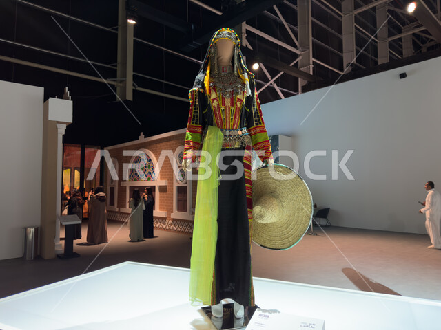 أزياء بنقوش شعبيه بين البلدين في قسم الزي والحلي, المنسوجات و الخيوط المختلفة في معرض بين ثقافتين في الدرعية بين المملكة واليمن, تبادل الثقافات في التشابه بين الزي السعودي واليمني