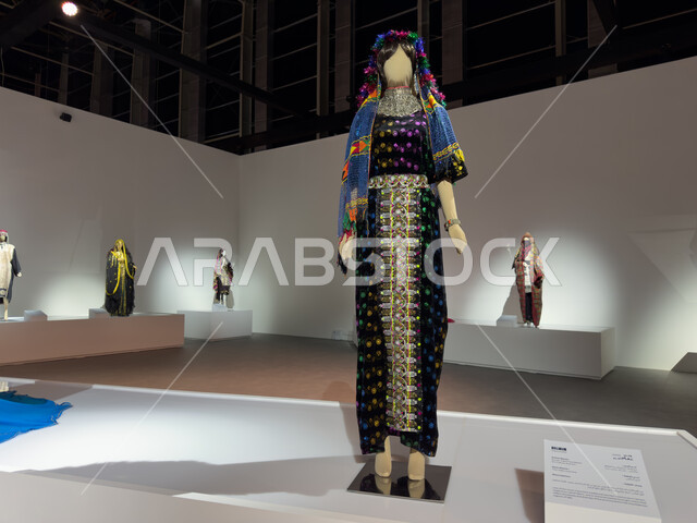 الخيوط و المسوجات المختلفة في معرض بين ثقافتين في الدرعية بين المملكة واليمن, أزياء بنقوش شعبيه بين البلدين في قسم الزي والحلي, تبادل الثقافات في التشابه بين الزي السعودي واليمني