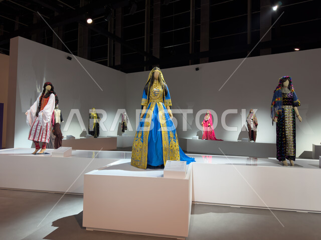 المنسوجات و الخيوط المختلفة في معرض بين ثقافتين في الدرعية بين المملكة واليمن, أزياء بنقوش شعبيه بين البلدين في قسم الزي والحلي, تبادل الثقافات في التشابه بين الزي السعودي واليمني