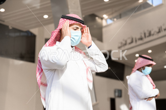 Performing the obligatory prayer inside the mosque, the congregation prayed for two Saudi men wearing the muzzle, keeping the distance between them, adhering to preventive measures, worshiping and getting close to God
