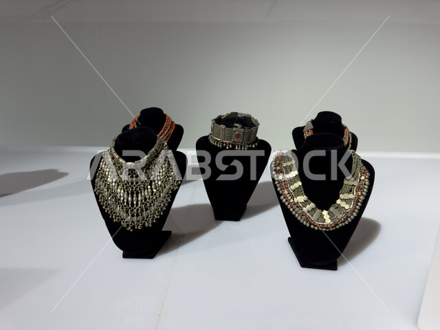 السلاسل الثمينه من الاحجار الكريمه والفضه في معرض بين ثقافتين في الدرعية، عرض القلائد والاكسسوارات الشعبيه ، تعزيز التبادل الثقافي بين السعودية واليمن، المجوهرات الاثرية في قسم الزي والحلي