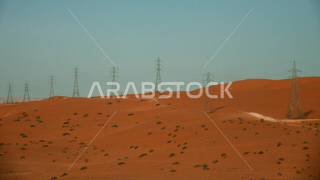 أبراج نقل كهربائي عالية الجهد، أعمدة وخطوط توزيع الكهرباء في صحراء المملكة العربية السعودية، الاهتمام والتقدم بأعمال البنية التحتية، تزويد وتخديم المناطق النائية بالطاقة الكهربائية