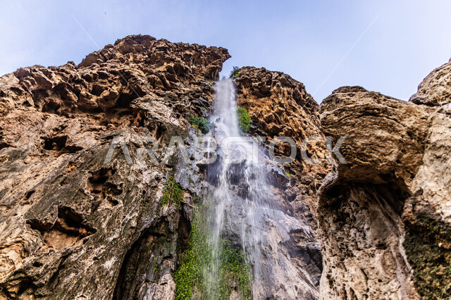 شلال مائي طبيعي بين القمم والمرتفعات الجبليه و الصخرية في منطقة عسير، أبرز المعالم الأثرية التاريخيه في المملكة العربية السعودية، أماكن سياحية ترفيهية , خلفية الطبيعه