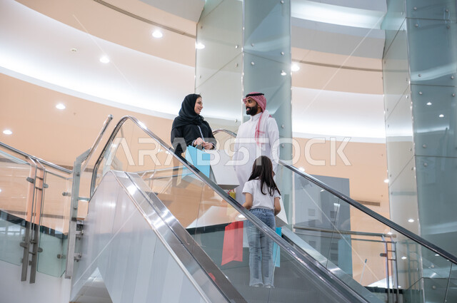 المحافظة على الترابط الأسري والاستقرار العائلي, أسره عربيه سعوديه خليجيه تستخدم السلم الكهربائي, أجواء عائليه سعيده وقضاء أوقات ممتعه في التسوق في المول التجاري, الاستفاده من العروض والتخفيضات الموسميه