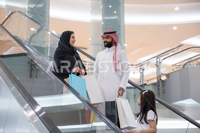 المحافظة على الترابط الأسري والاستقرار العائلي, أسره عربيه سعوديه خليجيه تستخدم السلم الكهربائي, أجواء عائليه سعيده وقضاء أوقات ممتعه في التسوق في المول التجاري, الاستفاده من العروض والتخفيضات الموسميه