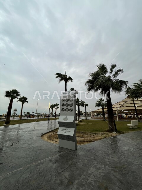 الواجه البحريه على ساحل البحر الأحمر في وقت النهار, المعالم السياحيه المشهورة في مدينه الدمام, أماكن ومناطق السياحه في المملكه, الاهتمام بالتشجير وزراعه أشجار النخيل في منطقه الخبر, البيئة الطبيعه البحرية السعوديه, اللوحه التعريفيه للإرشادات والتعليمات