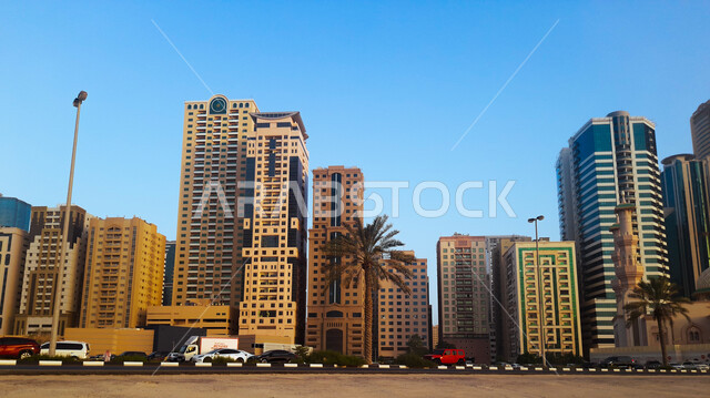 الاهتمام بالنمو والتطور العمراني لجذب السياح من شتى أنحاء العالم, معالم سياحيه مشهورة في الإمارات, الفن الهندسي المعماري للأبراج والمباني وناطحات السحاب في الشارقه في وقت النهار, الاهتمام بأماكن السياحه الترفيهيه في دولة الإمارات العربيه المتحده