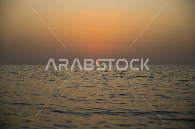 الاستمتاع بالأجواء الهادئة في وقت غروب الشمس فوق البحر الأحمر, أماكن السياحه الترفيهيه في مدينه جده في المملكة العربيه السعوديه, واجهة جدة البحرية وهدوء البحر, معالم سياحيه مشهورة, البيئه الطبيعيه لكورنيش جده السياحي