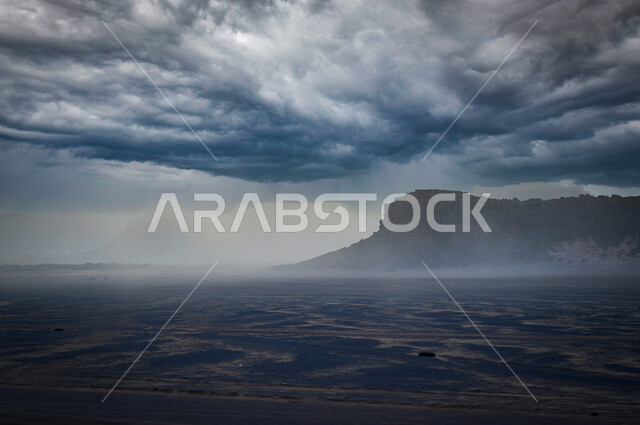 منظر السماء الملبدة بالغيوم، القمم والمرتفعات الجبلية في صحراء المملكة العربيه السعودية، السحب الرعدية والداكنة في فصل الشتاء، أجواء شتوية في المناطق الصحراوية، خلفية الطبيعه